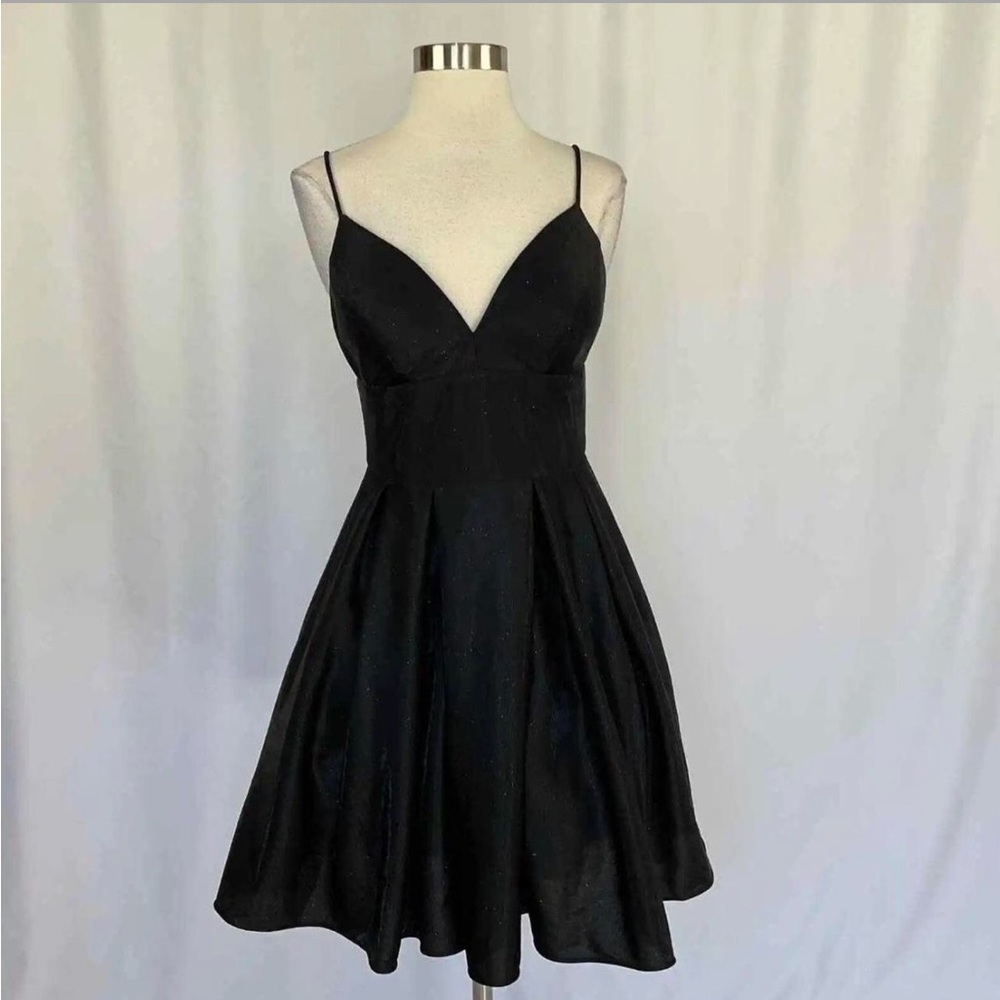 AQUA Women's Cocktail Dress
Size 6 Black Metallic Sleeveless